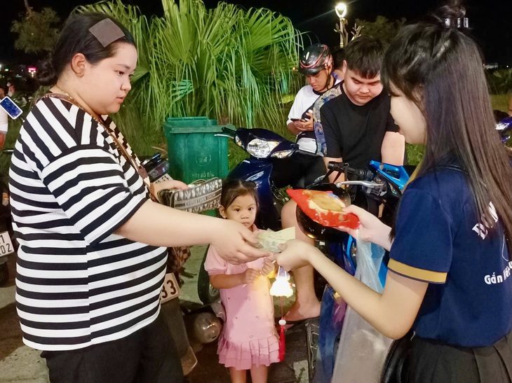 1-1355-1726114635709556974821 Bán bánh trung thu gây quỹ hỗ trợ người dân vùng bão lũ - Ảnh 1.