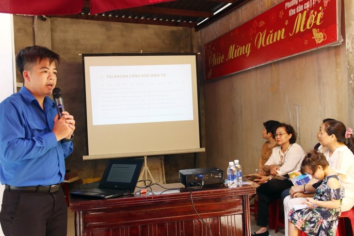 67% hồ sơ dịch vụ công ở Đà Nẵng được làm qua mạng, nhờ đâu?- Ảnh 1. Một buổi tuyên truyền hướng dẫn người dân làm quen dịch vụ công trực tuyến ở Đà Nẵng - Ảnh: TRƯỜNG TRUNG