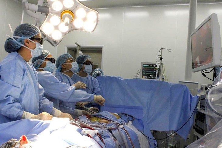 Ám ảnh đột tử về đêm: Nguyên nhân và cách phòng tránh- Ảnh 1. Một ca phẫu thuật tim, các vấn đề tim mạch như ngừng tim đột ngột, nhồi máu cơ tim... có nguy cơ dẫn đến đột tử khi ngủ - Ảnh minh họa