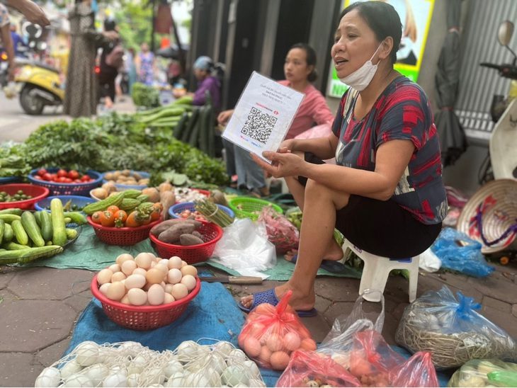 3.000 đồng cũng chuyển khoản, cả khu chợ thanh toán không tiền mặt - Ảnh 1. 3.000 đồng cũng chuyển khoản, cả khu chợ thanh toán không tiền mặt - Ảnh 1.