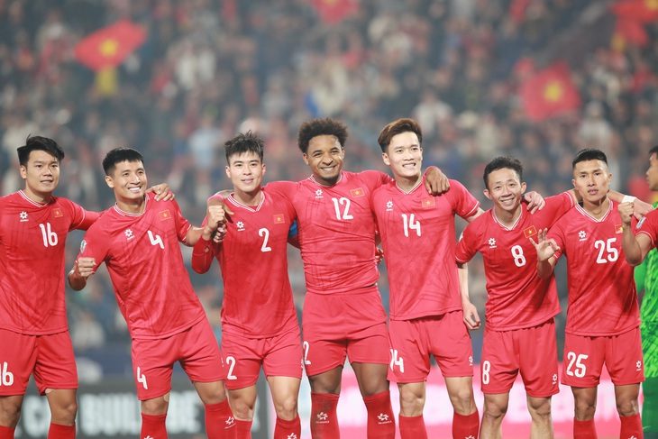 anh-doi-tuyen-1735637545524511052926 ASEAN Cup 2024: Tình yêu bóng đá trở lại - Ảnh 1.