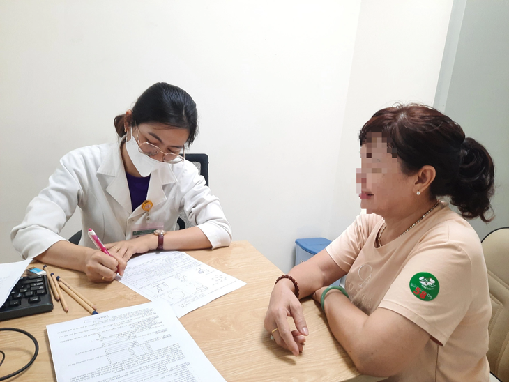75% người bệnh sa sút trí tuệ không được chẩn đoán, điều trị kịp thời - Ảnh 1. Người dân tầm soát sa sút trí tuệ tại Bệnh viện Quân y 175 - Ảnh: THU HIẾN
