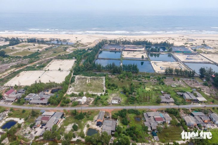 Bãi cát trắng ven biển sắp thành đại công trường cảng nước sâu 14.000 tỉ đồng- Ảnh 1. Vùng cát ven biển huyện Hải Lăng sắp thành đại công trường xây dựng cảng nước sâu - Ảnh: HOÀNG TÁO