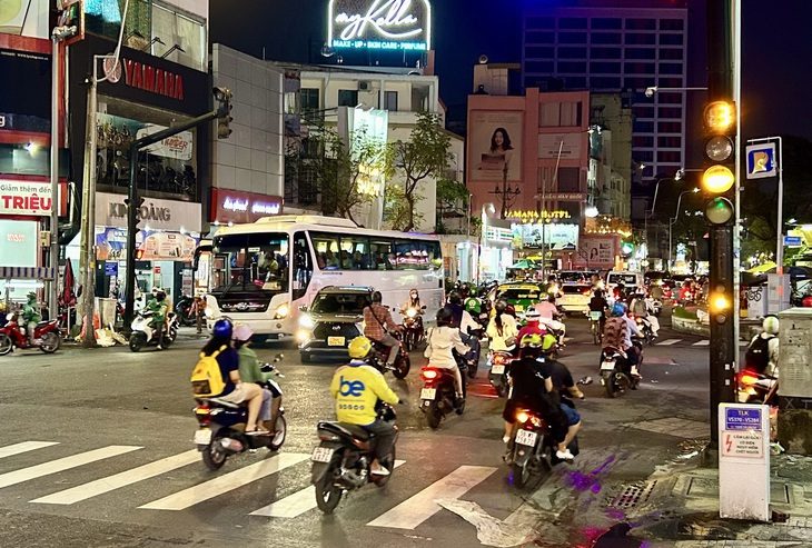 Bạn đọc tranh luận bỏ đèn giao thông đếm ngược để ngăn xe vượt 2-3 giây 'tử thần'- Ảnh 1. Đèn giao thông đếm ngược thời gian tại giao lộ Lê Văn Sỹ - Trần Quang Diệu, quận 3, TP.HCM (ảnh chụp tối 14-6) - Ảnh: T.T.D.