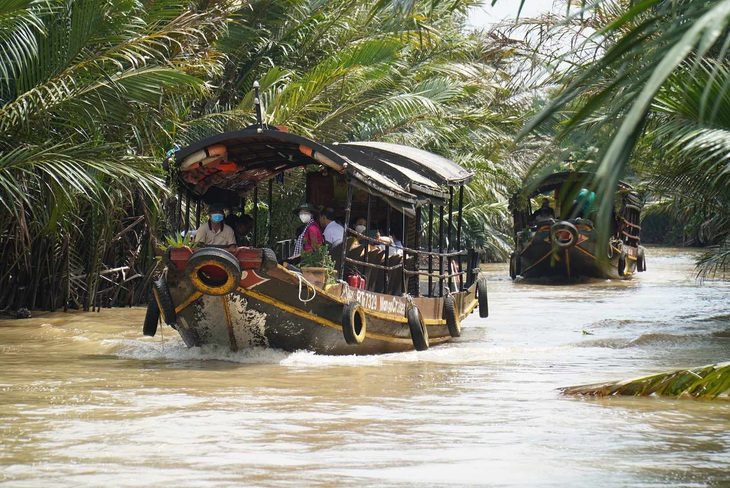 Bạn đọc chỉ ra lý do vì sao khách quốc tế đến miền Tây quá ít- Ảnh 1. Đoàn khách du lịch tham quan tại tỉnh Bến Tre - Ảnh: MẬU TRƯỜNG