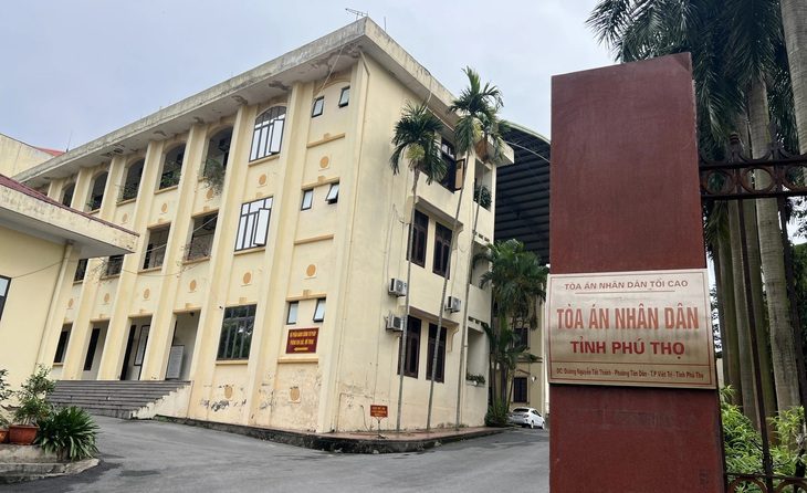 11 anh em ruột dắt nhau ra tòa tranh chấp mảnh đất 1.213m²- Ảnh 1. Tòa án nhân dân tỉnh Phú Thọ, nơi diễn ra phiên tòa - Ảnh: DANH TRỌNG
