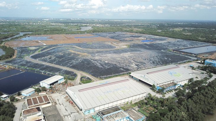 Bãi rác Đa Phước: Mùi hôi lại tấn công đô thị - Ảnh 1. Bãi rác Đa Phước (huyện Bình Chánh, TP.HCM) được chôn lấp mỗi khi mưa là mùi hôi thối lan tỏa khắp nơi - Ảnh: QUANG ĐỊNH