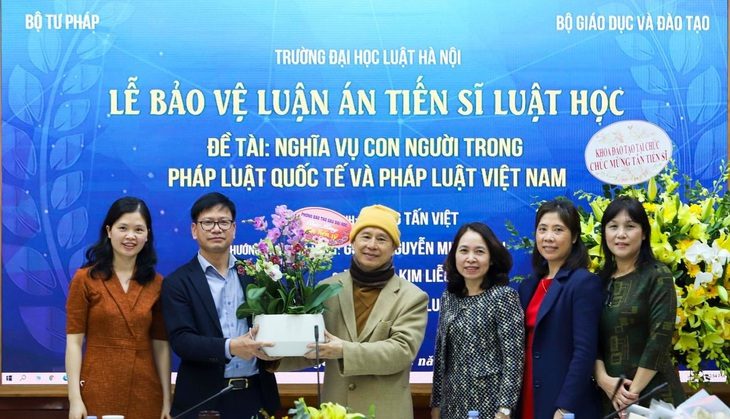 2 năm làm xong tiến sĩ như thượng tọa Thích Chân Quang là ‘siêu phàm’- Ảnh 1. Thượng tọa Thích Chân Quang tại lễ bảo vệ luận án tiến sĩ tại Trường đại học Luật Hà Nội - Ảnh: HLU