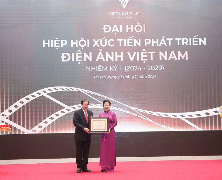 z6074495406388bbb44562c342fc3c40a05e8c88096524-1732699720742473634058 Bà Ngô Phương Lan tiếp tục làm chủ tịch Hiệp hội Xúc tiến phát triển Điện ảnh Việt Nam - Ảnh 1.