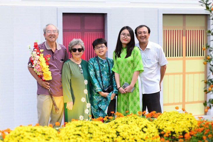 z62762318532733d0dfe6fcc35502ef1ba84433d796a3d-1738292157026584919784 Ăn Tết đơn giản nhưng vẫn đủ đầy, vẫn 'giữ lửa' cho công việc - Ảnh 1.
